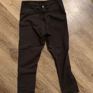 Lulu Lemon Wunder Under black capri leggings